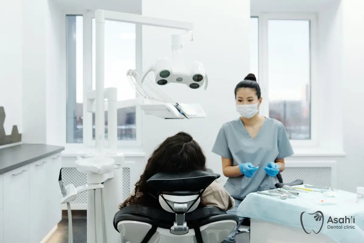 Nha sĩ chuẩn bị khám tổng quát: kiểm tra răng, nướu, khớp cắn và chụp phim khi cần