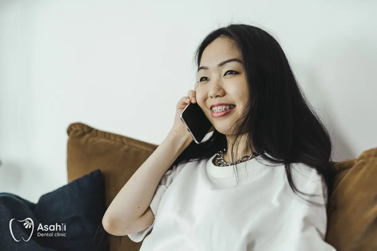 Gọi điện hẹn lịch tái khám niềng răng, thường 4 đến 6 tuần một lần