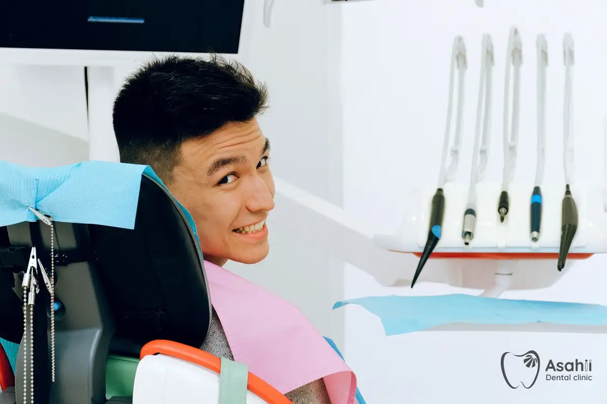A relaxed patient in the dental chair: with good anaesthesia, wisdom tooth removal hurts less than many expect