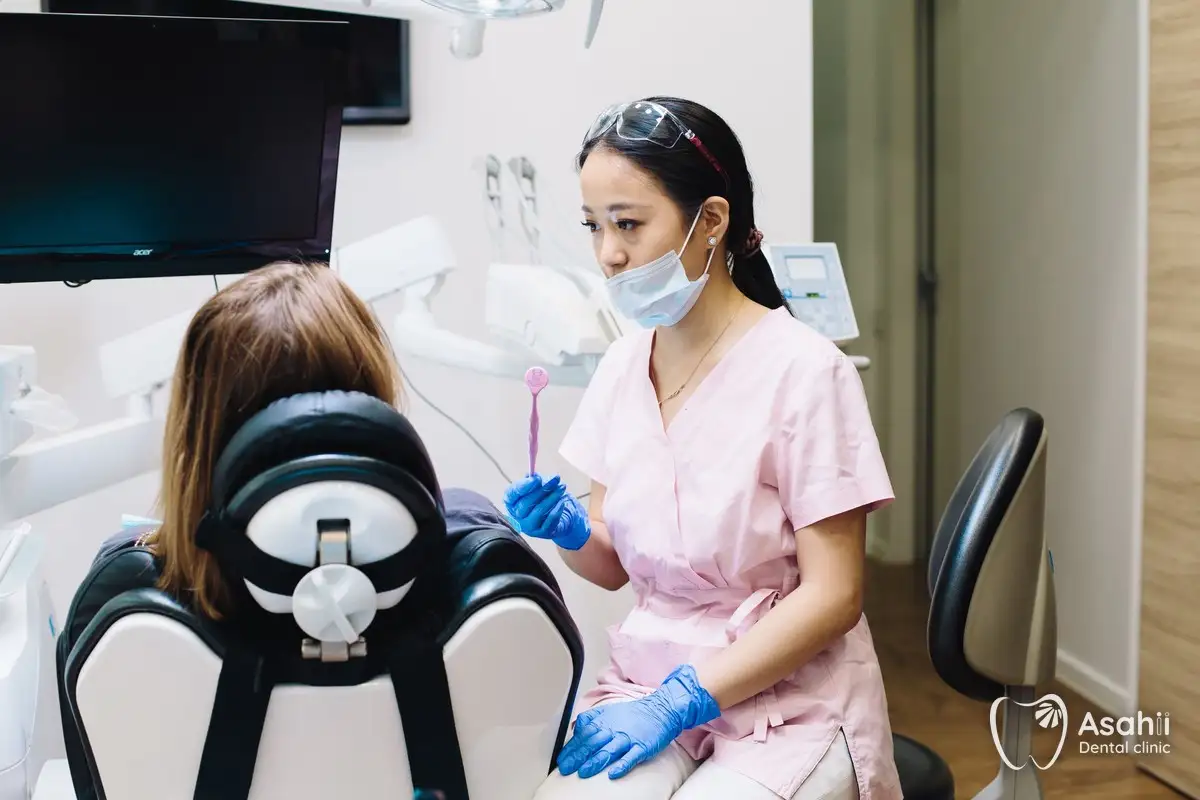 The dentist checks the gums and removes tartar, the main cause of bleeding gums