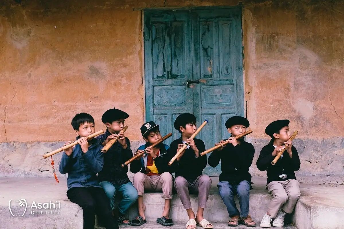 With wind instruments like the flute, children usually need a few weeks to adjust their lips to new braces