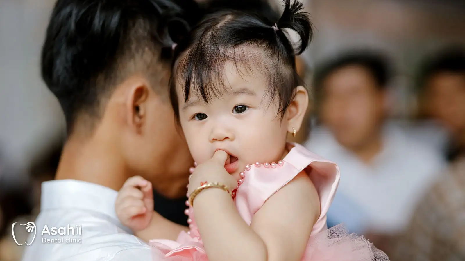 Mút tay kéo dài sau khoảng 4–5 tuổi có thể làm răng cửa chìa ra hoặc hở khớp cắn