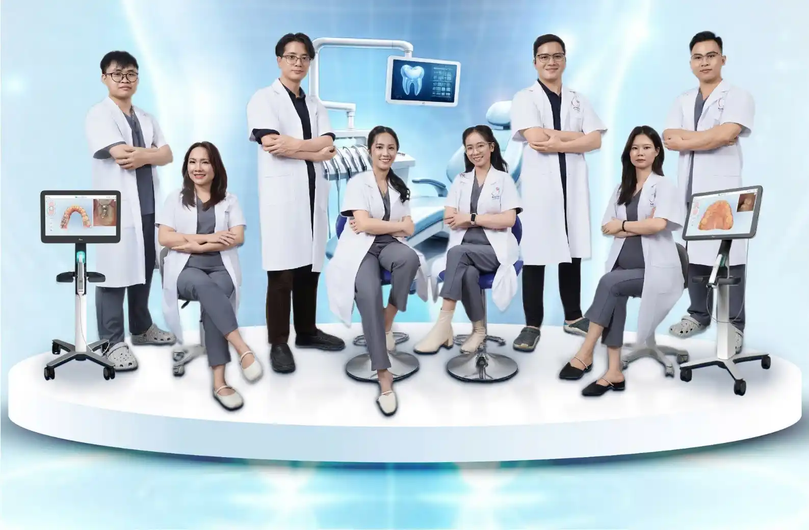 Đội ngũ bác sĩ Nha Khoa Asahii mặc áo blouse trắng trên bục tròn, giữa ghế nha và máy quét trong miệng