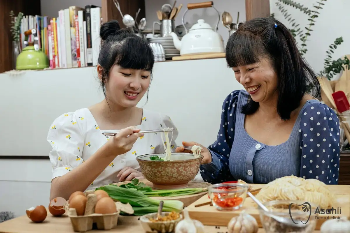 Soft, warm food such as noodle soup suits the first days after an implant; avoid chewing on that side